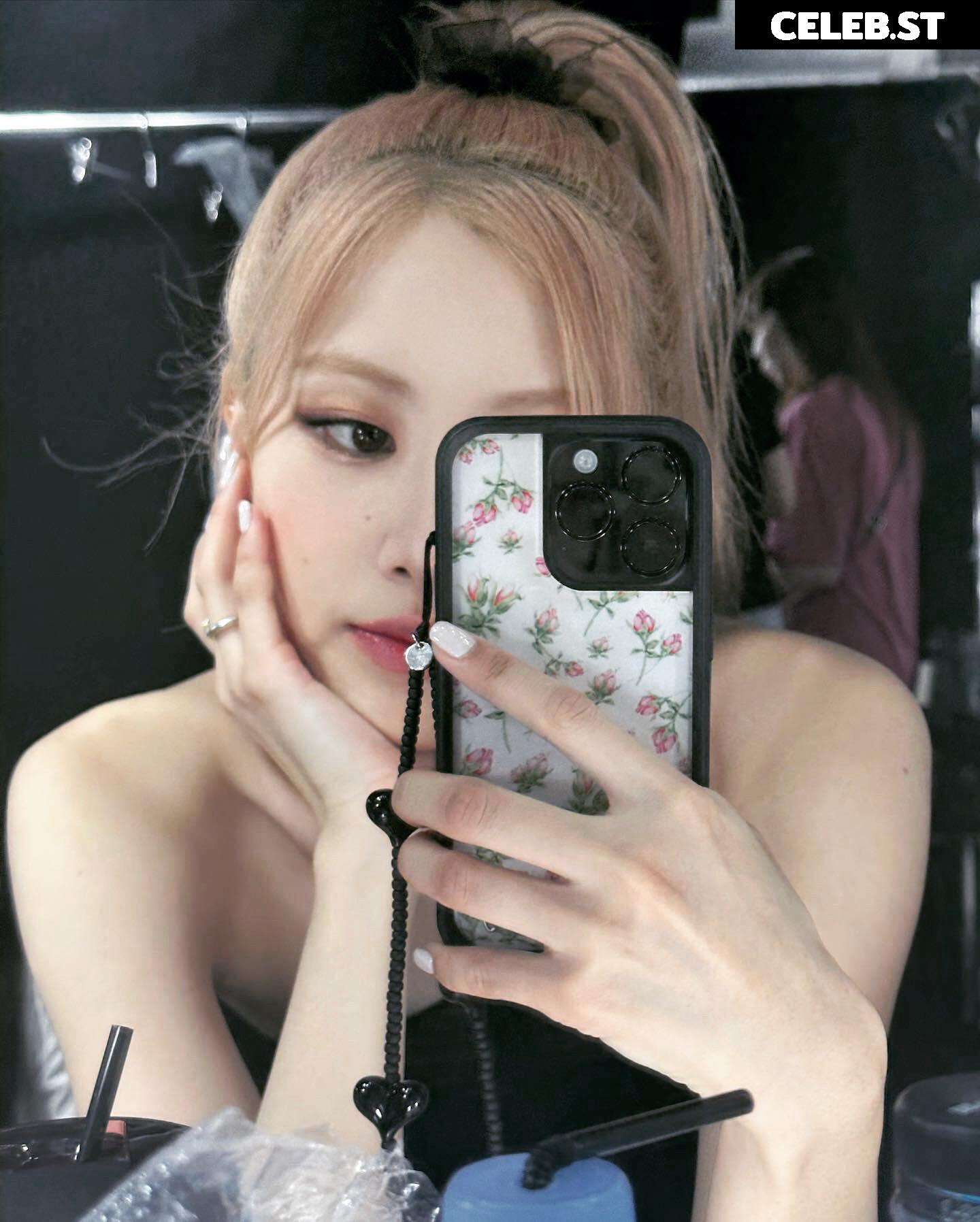 Rosé || Roseanne Park - BLΛƆKPIИK ( BLACKPINK ) Image 4437333