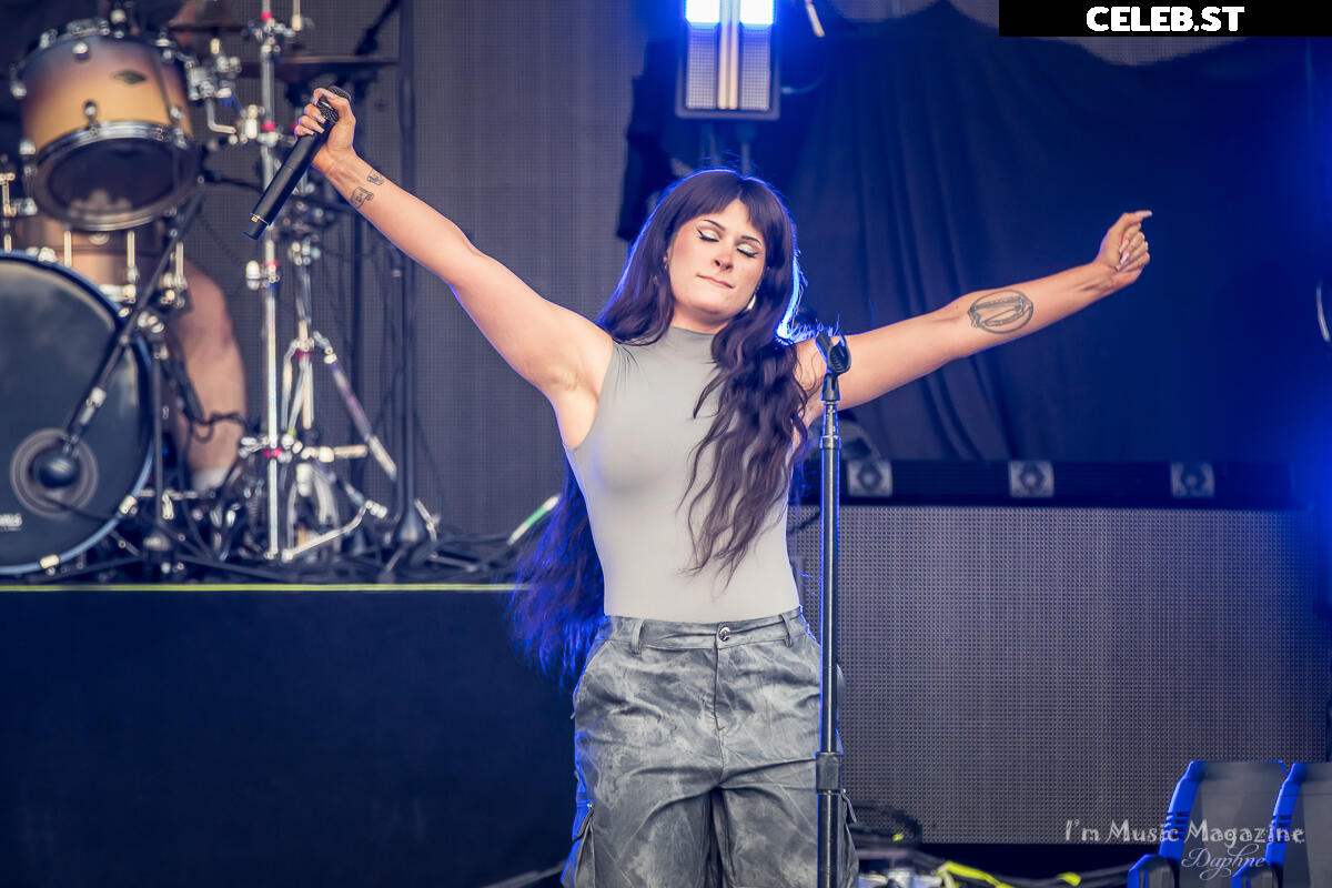 Courtney Laplante (Spiritbox Singer) Image 4432799