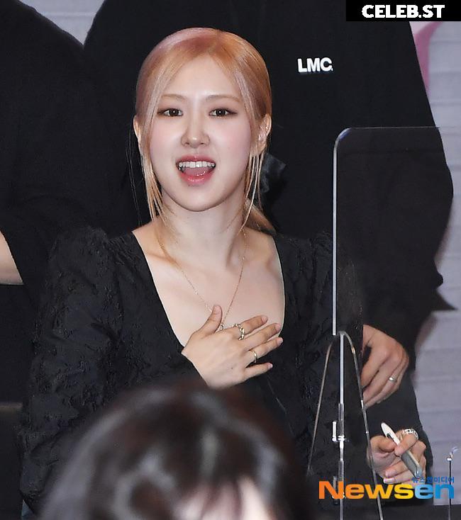 Rosé || Roseanne Park - BLΛƆKPIИK ( BLACKPINK ) Image 4430380