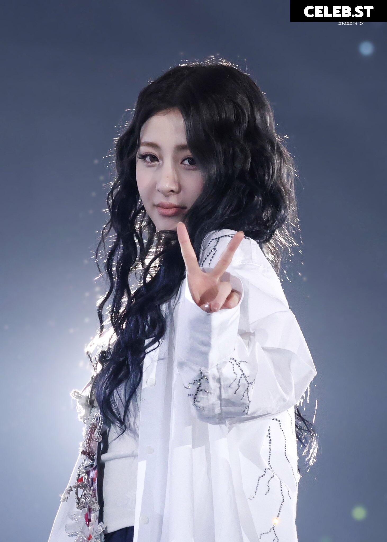 Huh Yunjin 허윤진 | LESSERAFIM Image 4421100