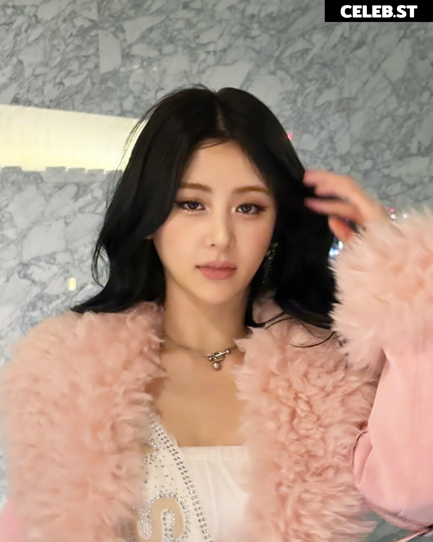 Huh Yunjin 허윤진 | LESSERAFIM Image 4421360