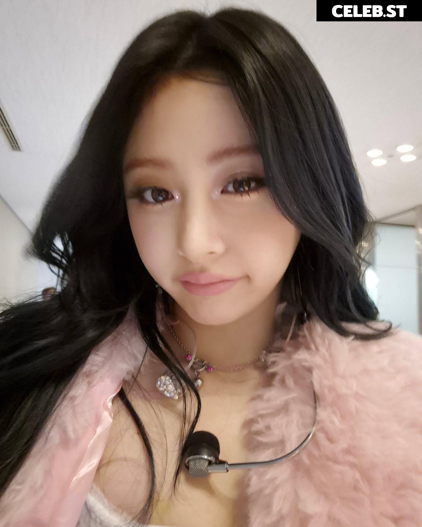 Huh Yunjin 허윤진 | LESSERAFIM Image 4421289