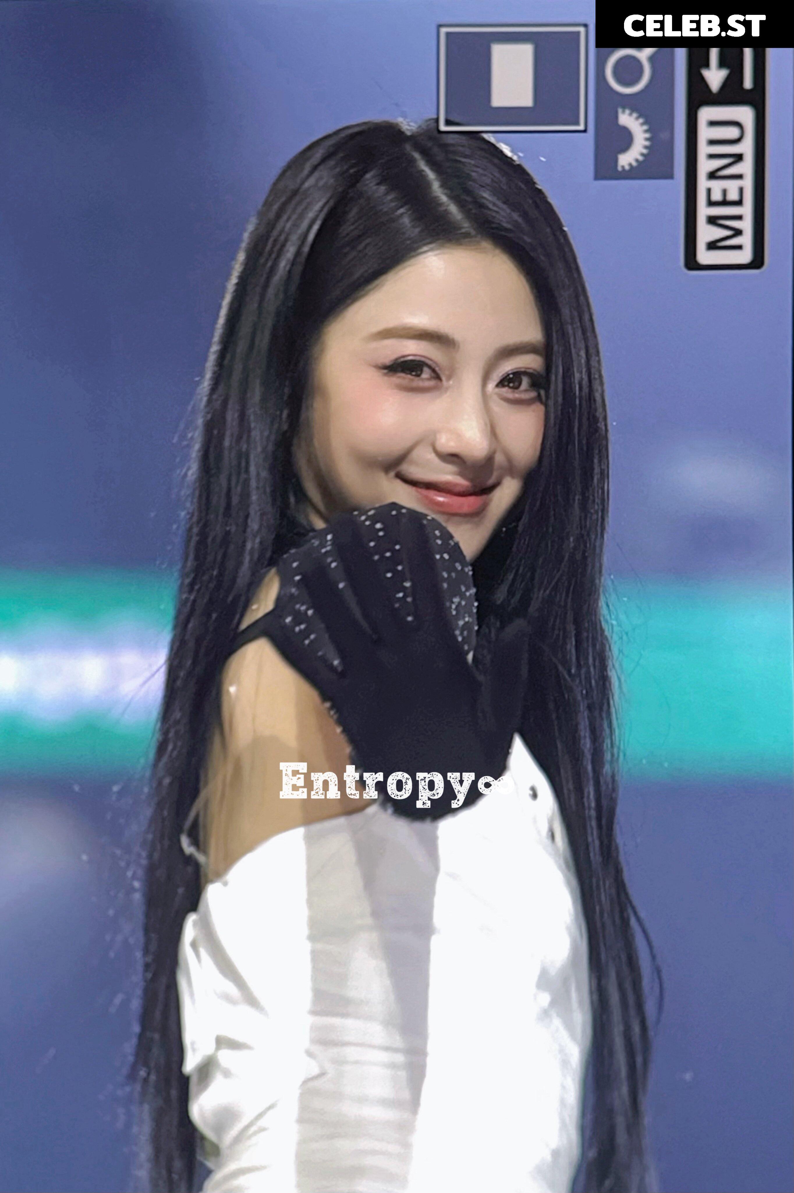 Huh Yunjin 허윤진 | LESSERAFIM Image 4423596