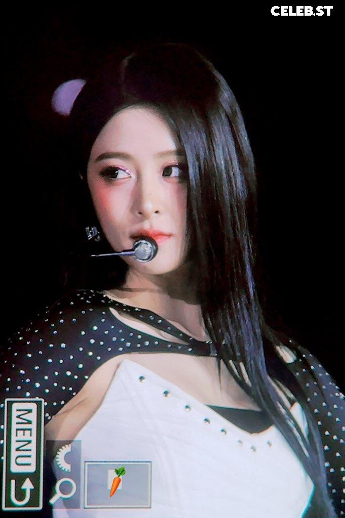 Huh Yunjin 허윤진 | LESSERAFIM Image 4423071