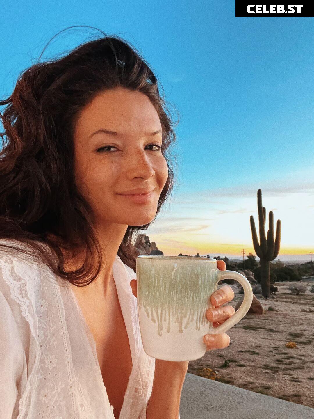 Alice Greczyn - Centerfold Image 4429457