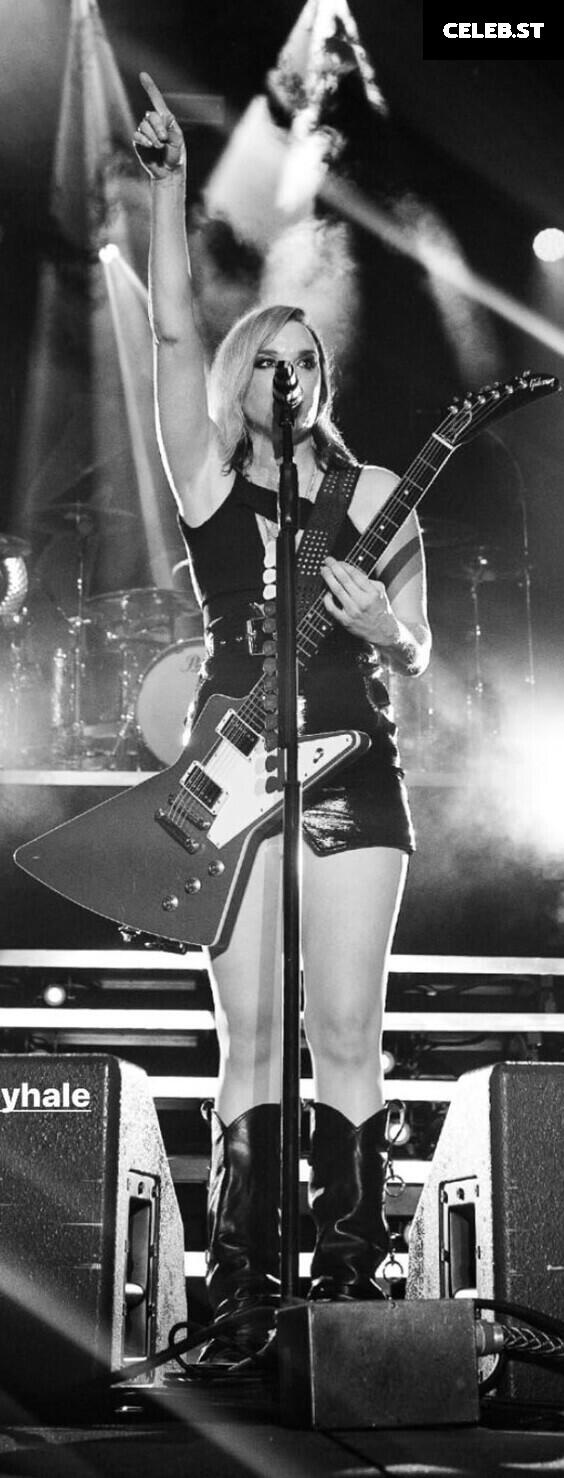 Women of Metal Image 4415638