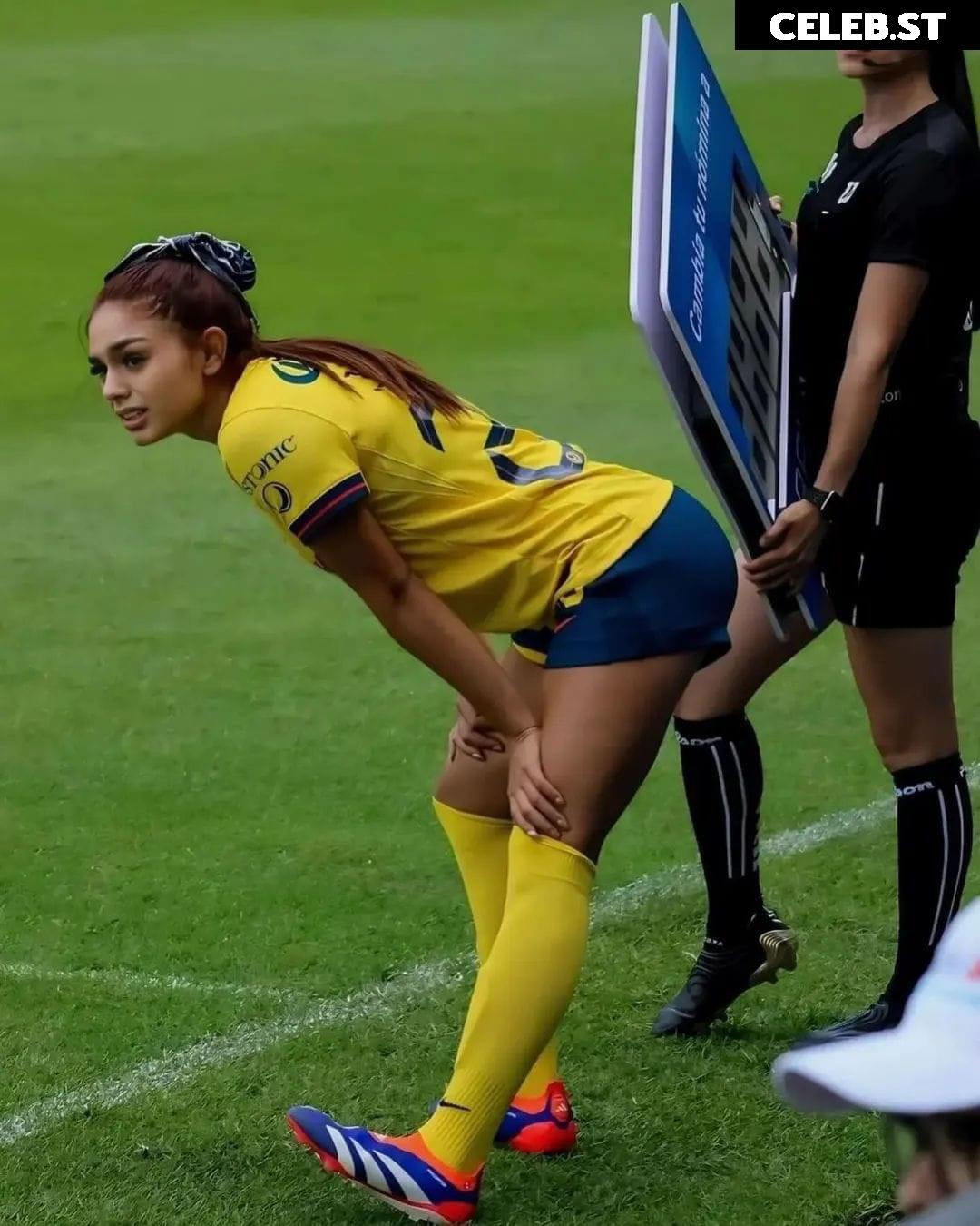 Female football/soccer players Image 4415053
