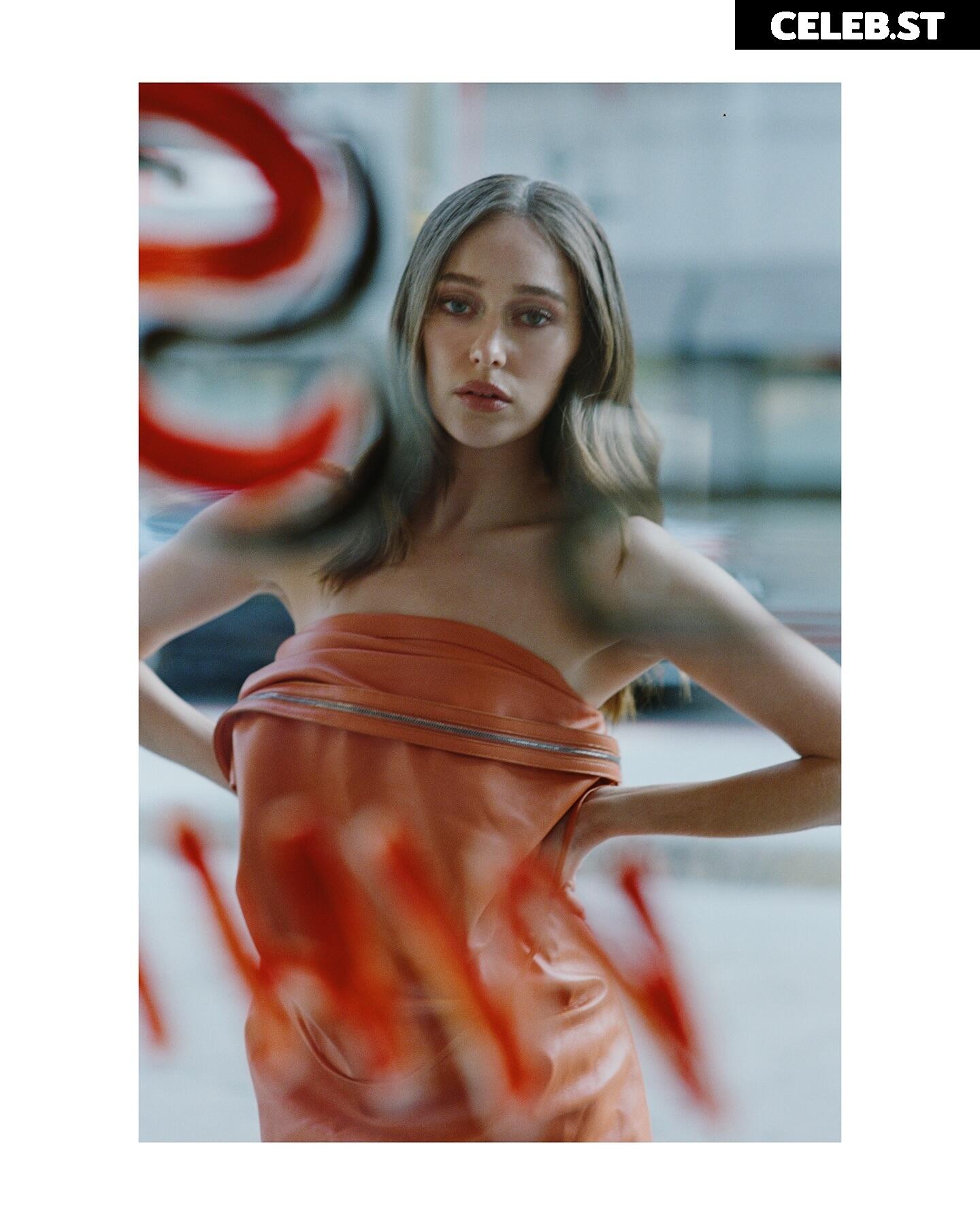 Alycia Debnam Carey Image 4411393