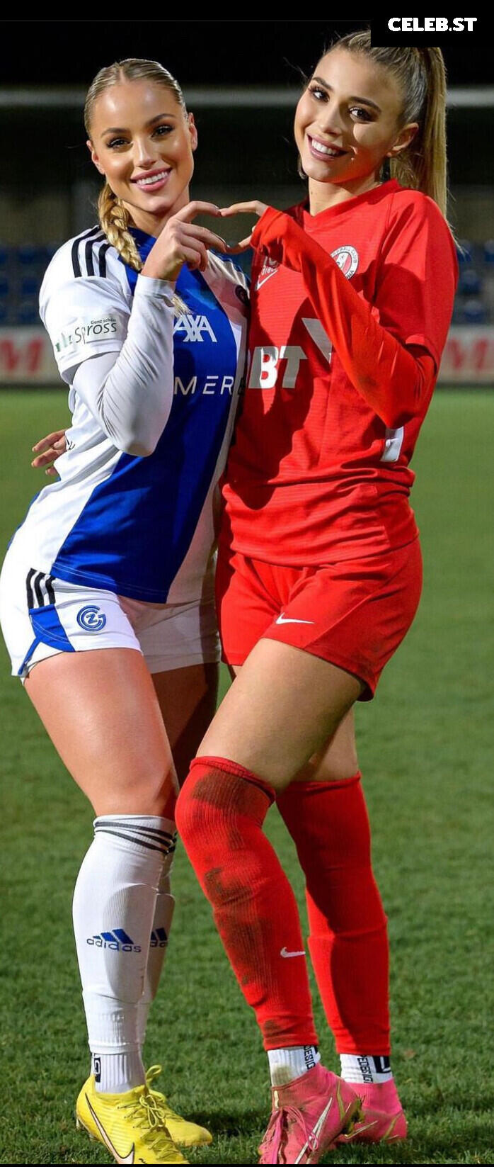 Female football/soccer players Image 4412398