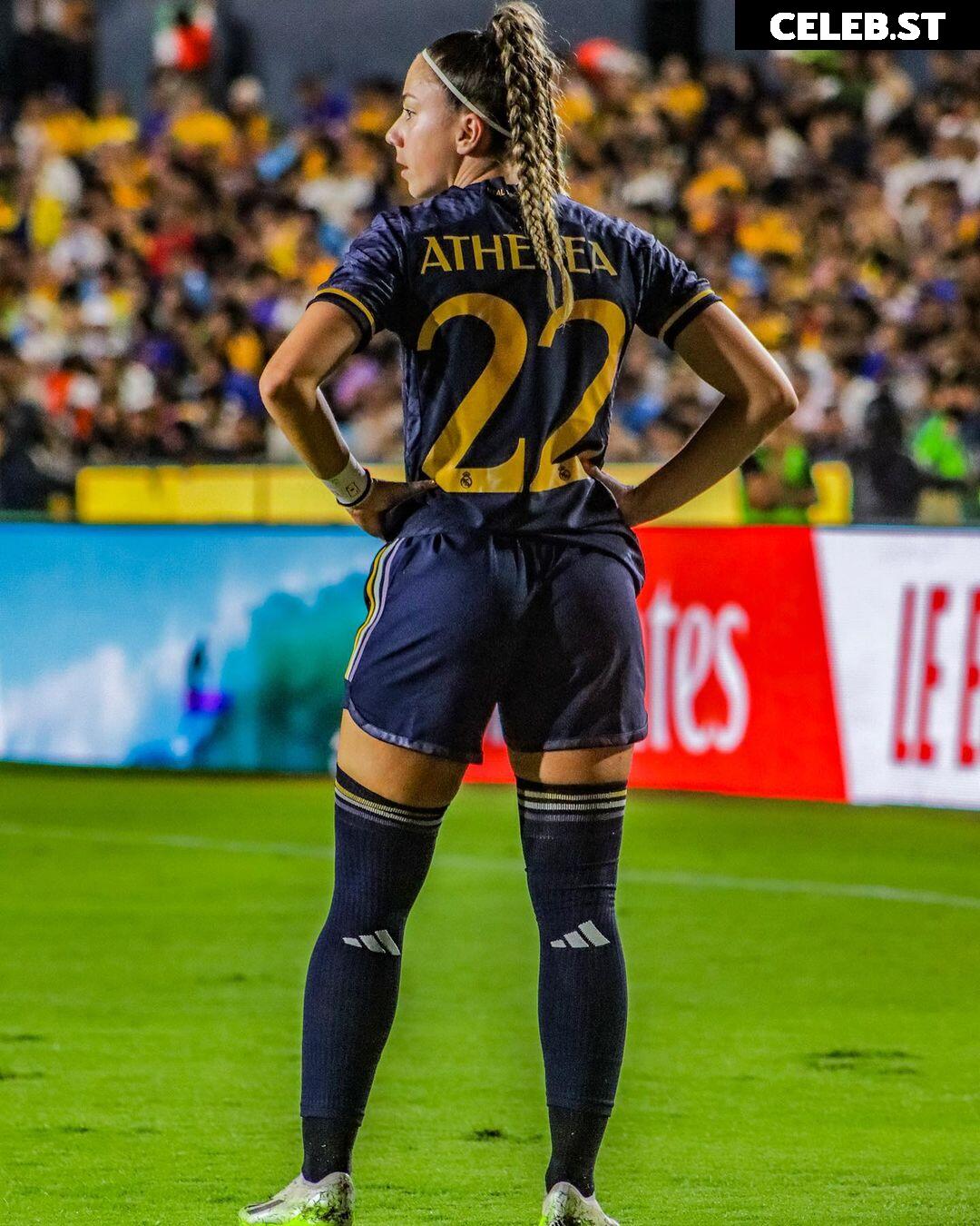 Female football/soccer players Image 4410895
