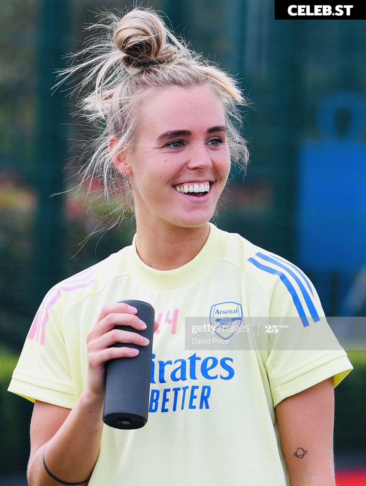 Female football/soccer players Image 4407478