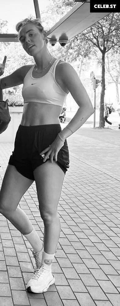 Female football/soccer players Image 4407650