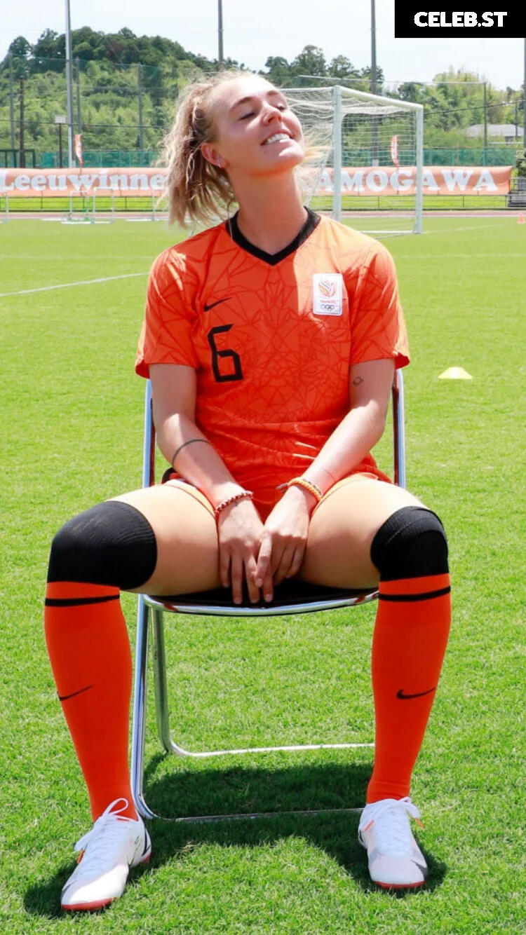 Female football/soccer players Image 4407313