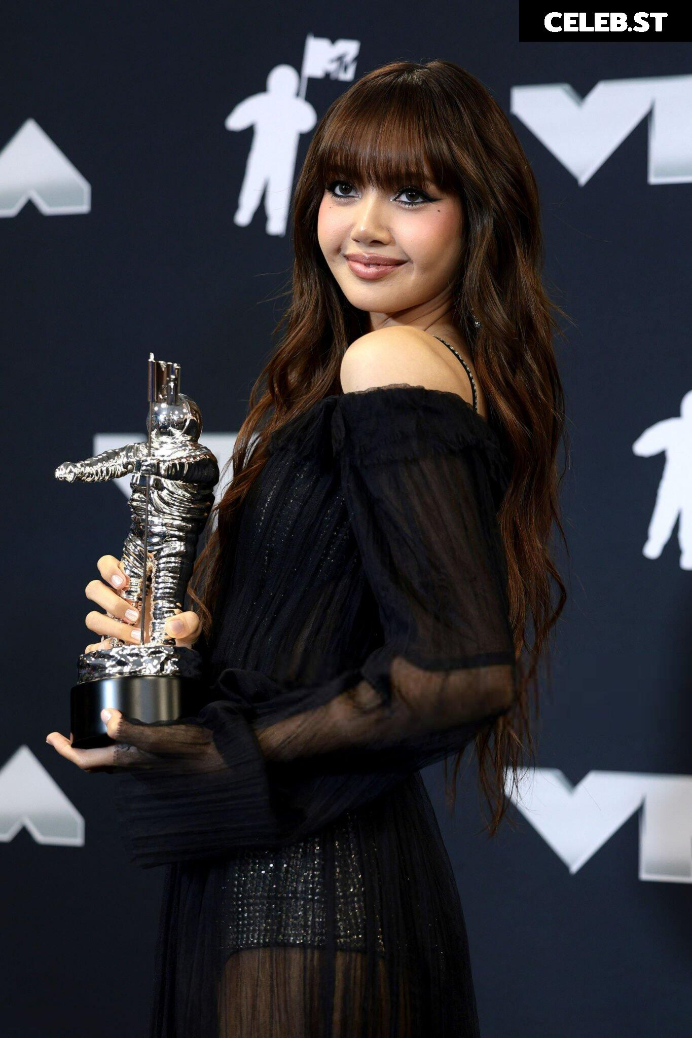 Lisa | BLΛƆKPIИK (Blackpink) Image 4404363