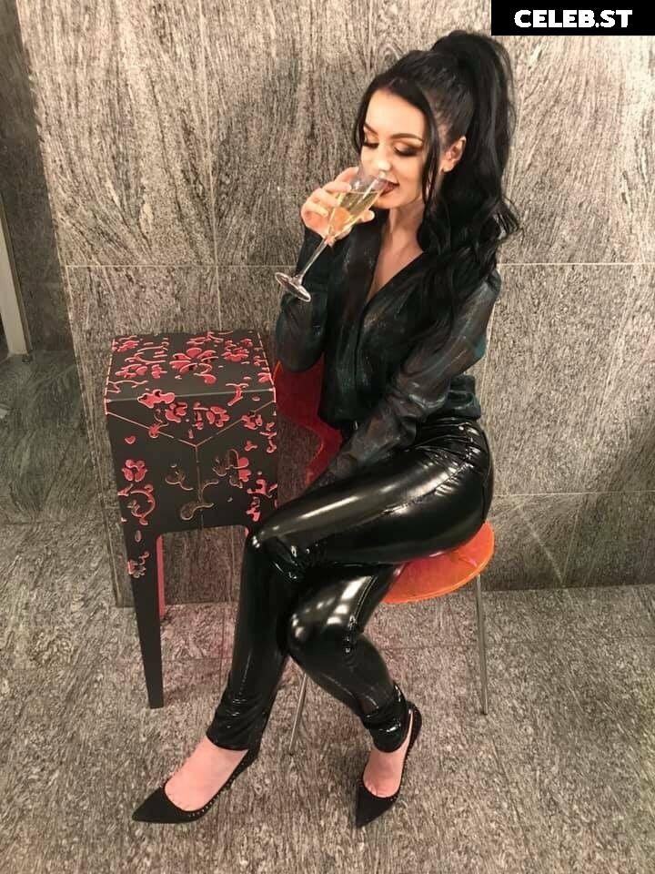 WWE's Paige / Saraya Bevis Image 4401349