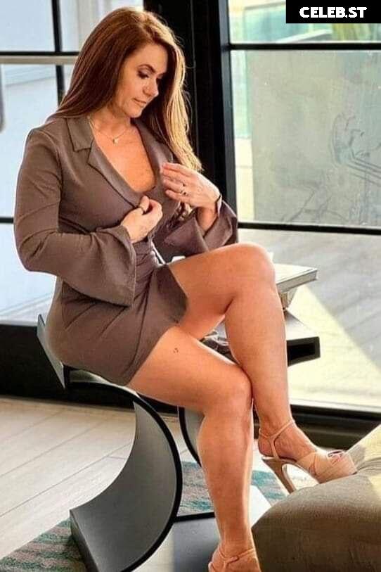 Penelope Menchaca TV host Image 4690588