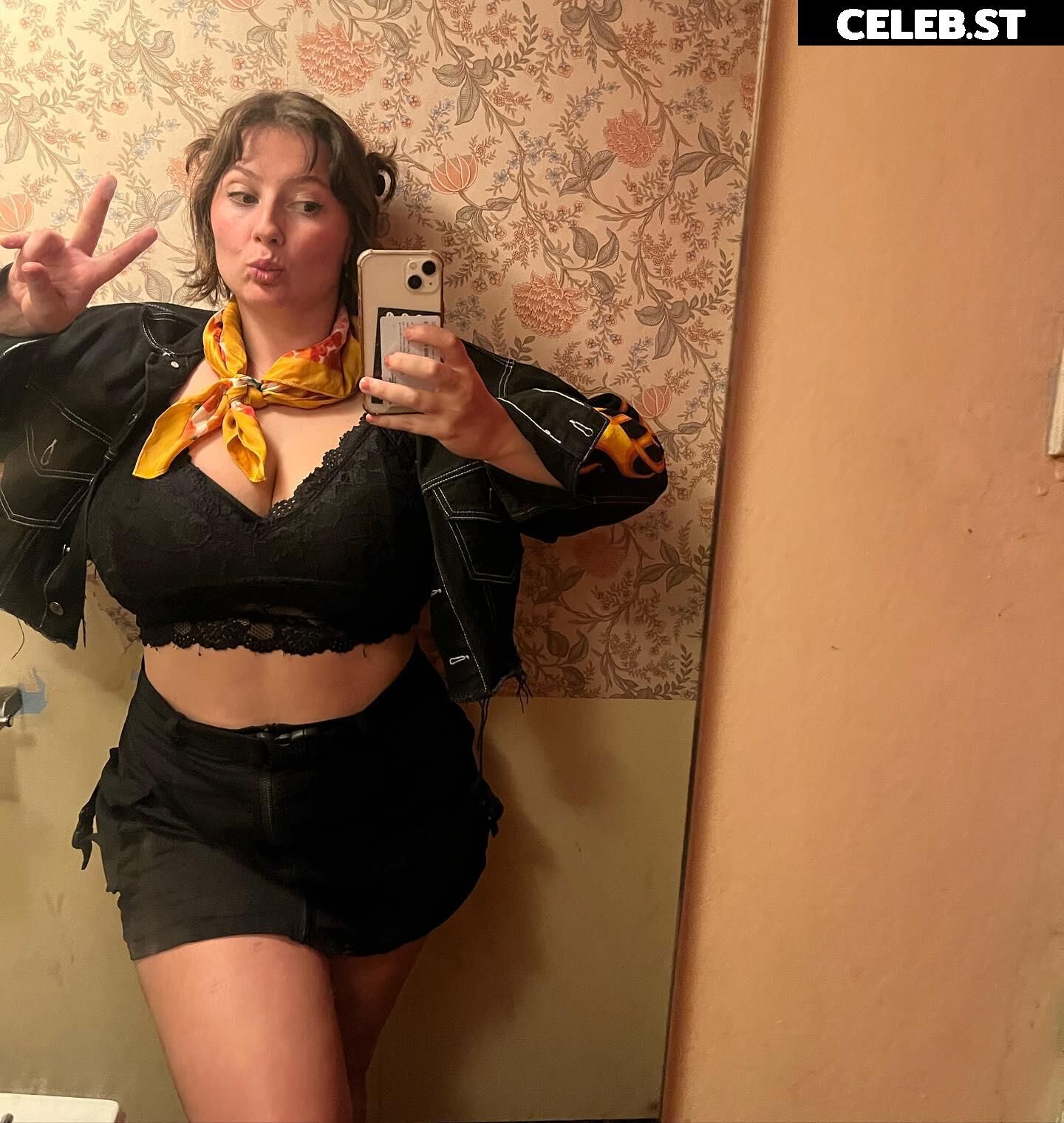 Bel Larcombe slice_of_salami_ Image 4609425