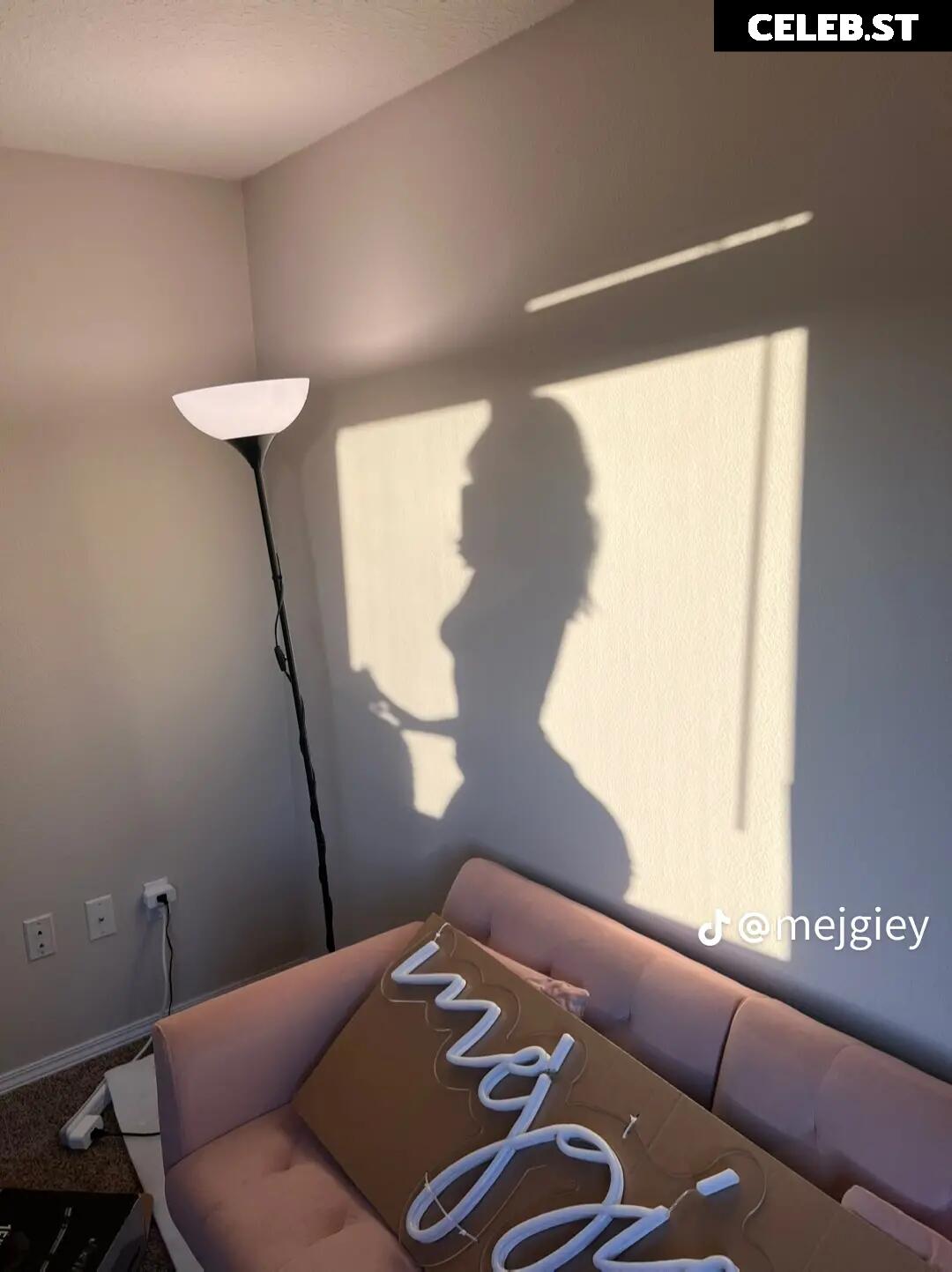 Mejgiey | Megan Burns Image 4786936