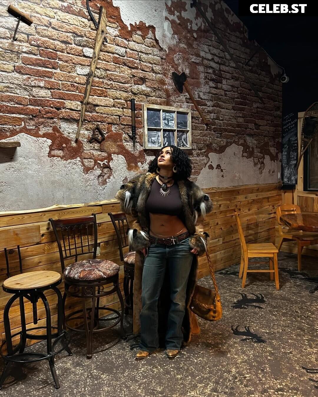 Aaliyeezy Image 4745012