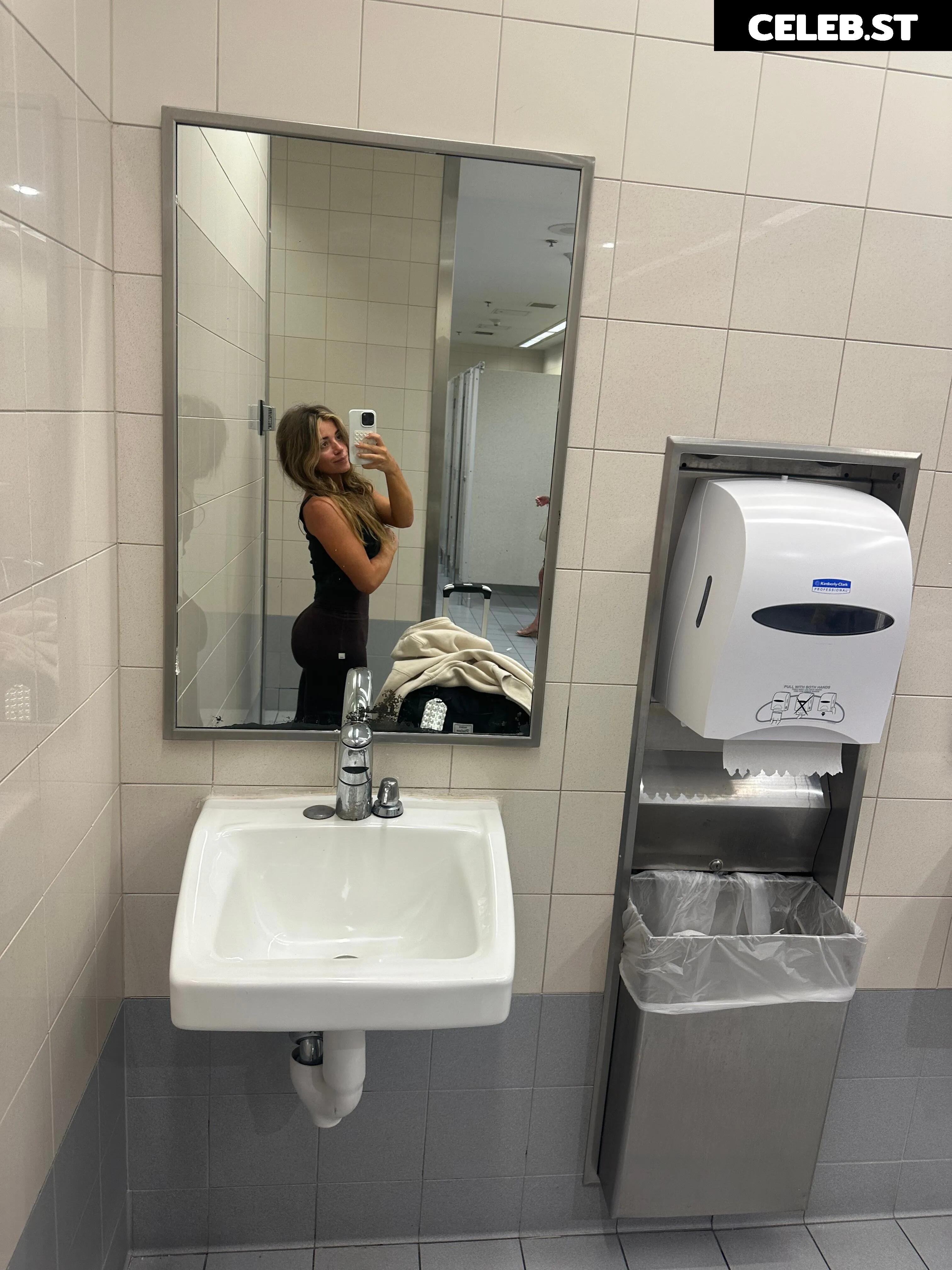 Kayla Manousselis / kaylamanousselis Image 4748125