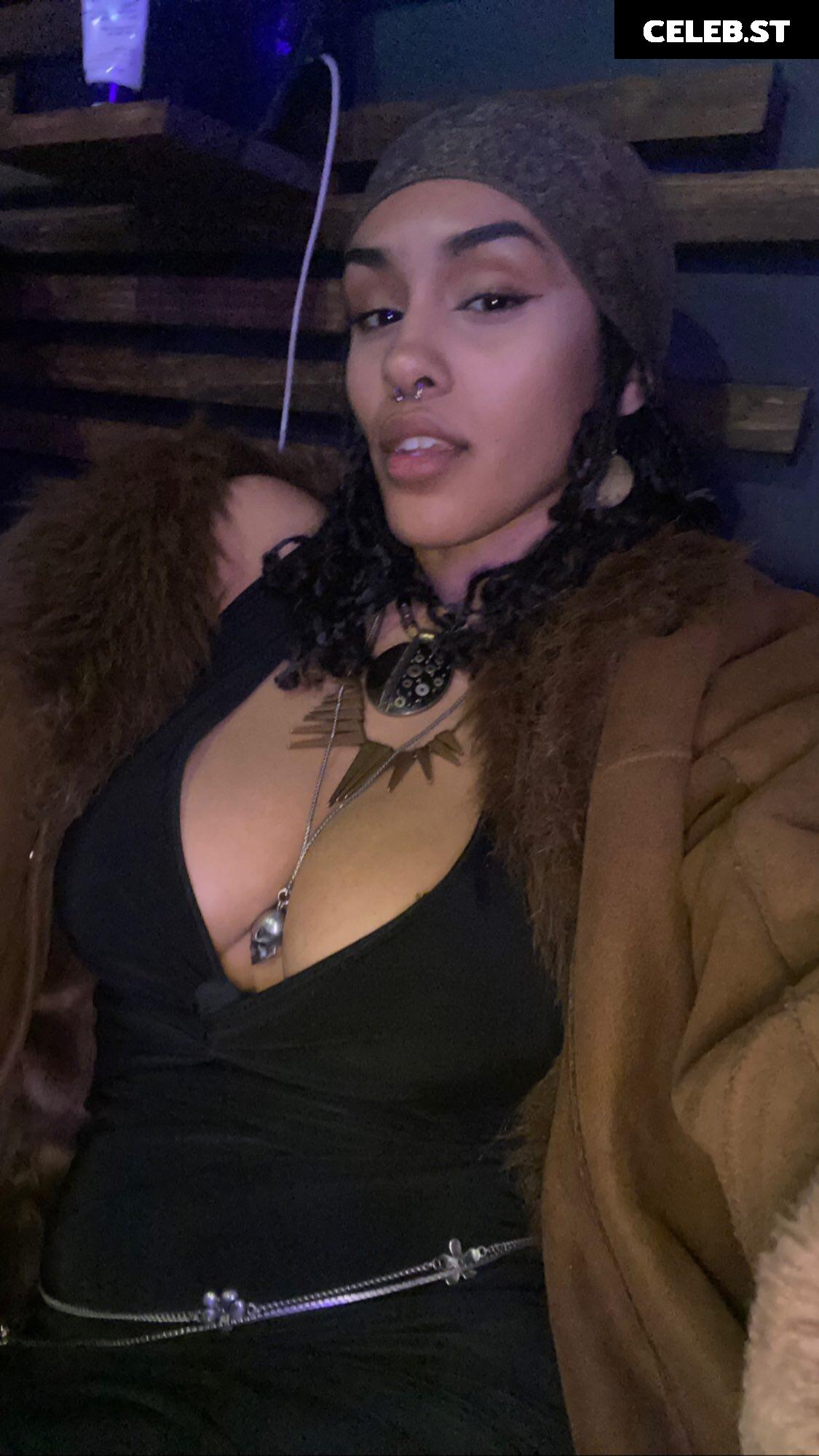 Aaliyeezy Image 4735460