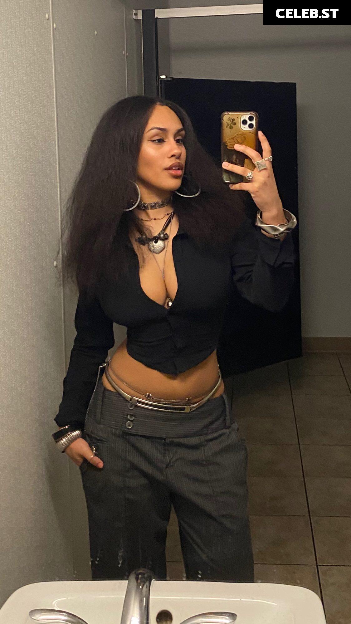 Aaliyeezy Image 4736175