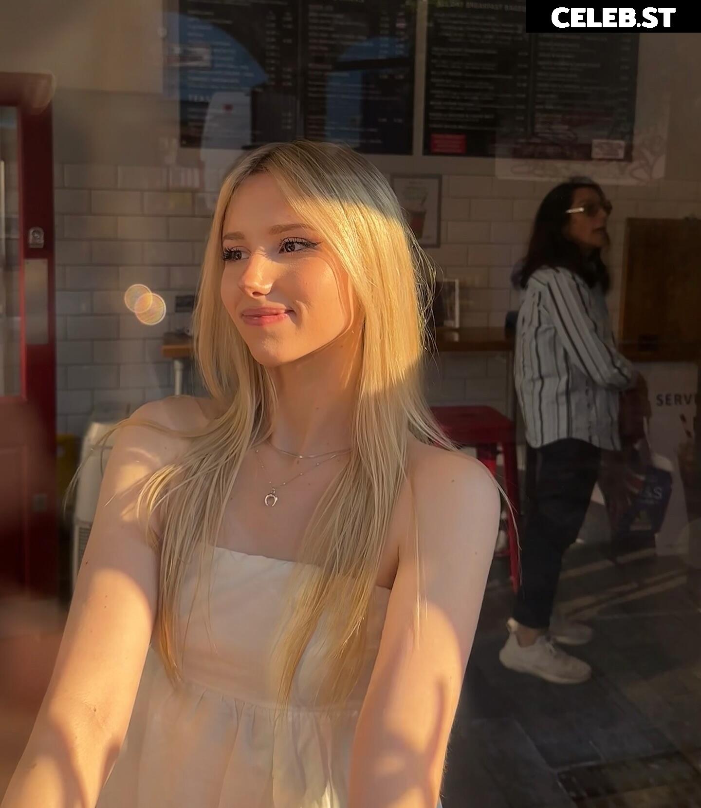 Kitty-Mae / kittymerritt Image 4724489