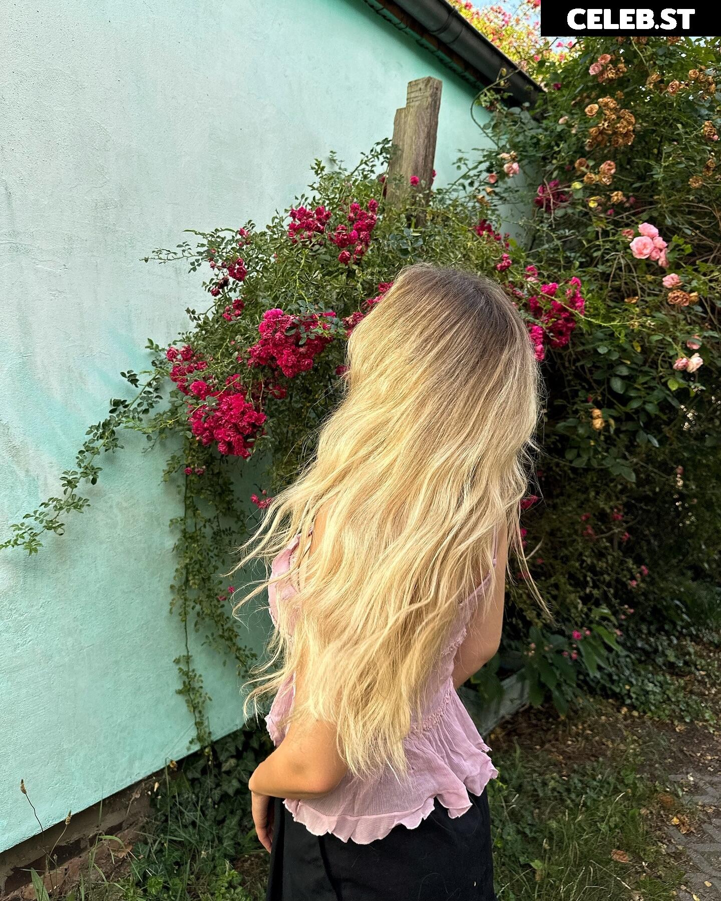 Maxine Reuker Image 727112