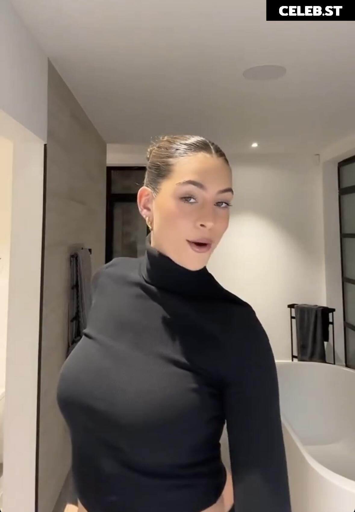 Sophia Weber Image 736593