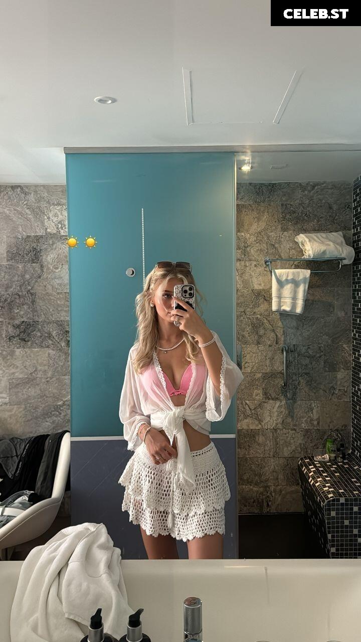 Elena Zoe Image 747620