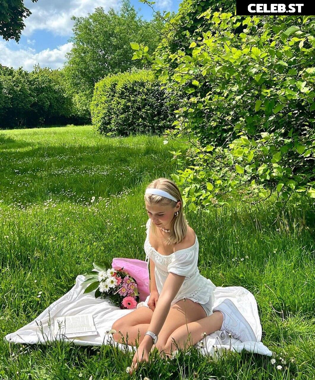 Elena Zoe Image 745307