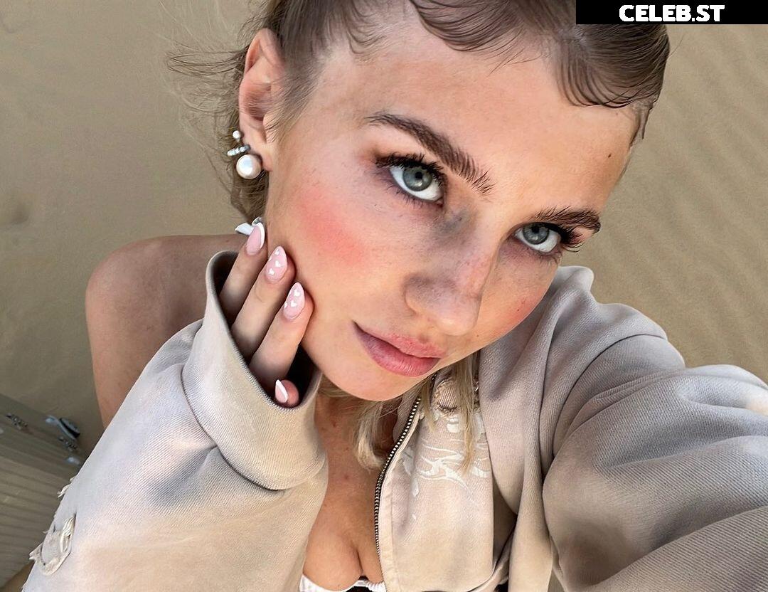 Elena Zoe Image 745803