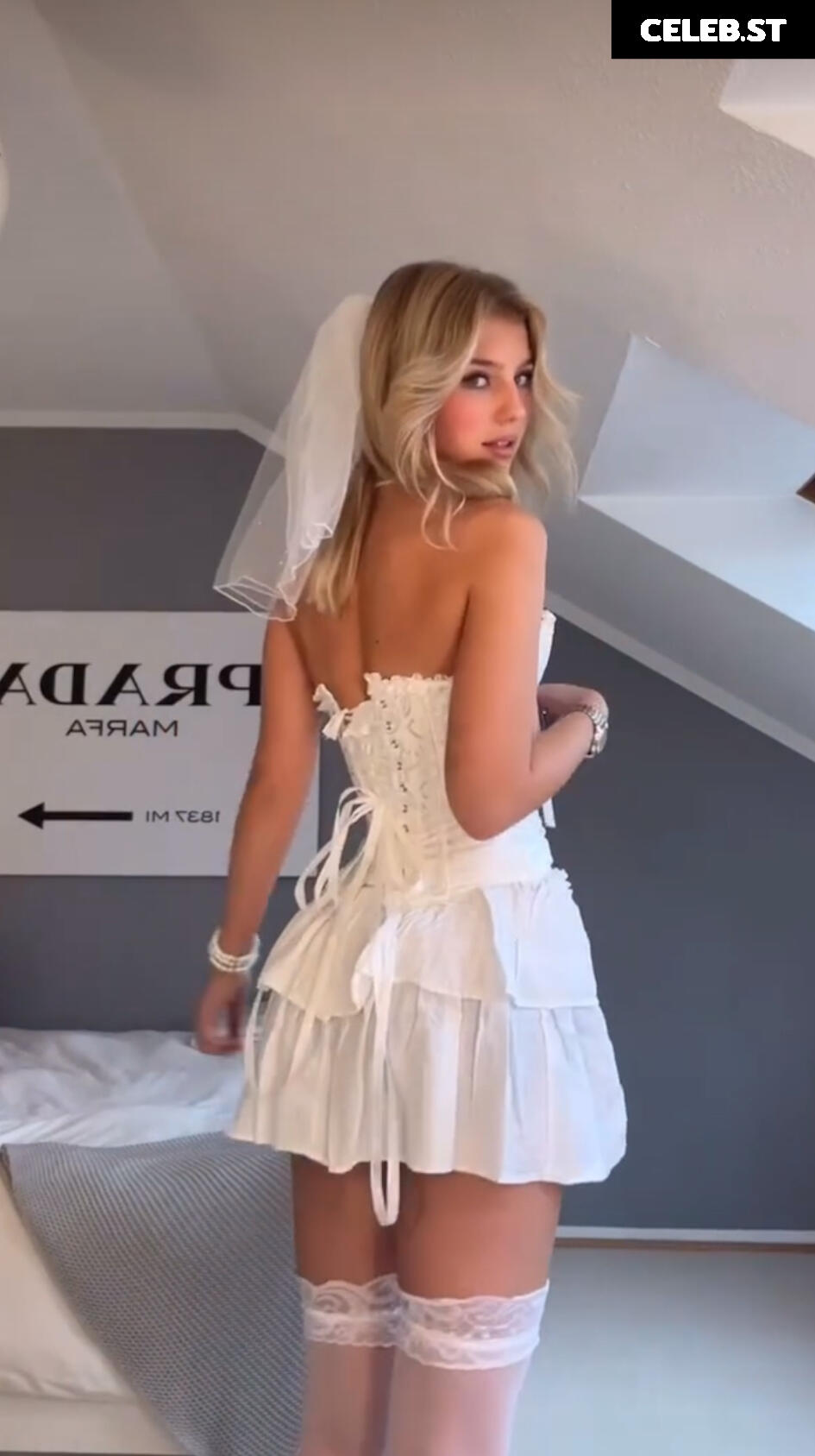 Elena Zoe Image 744370