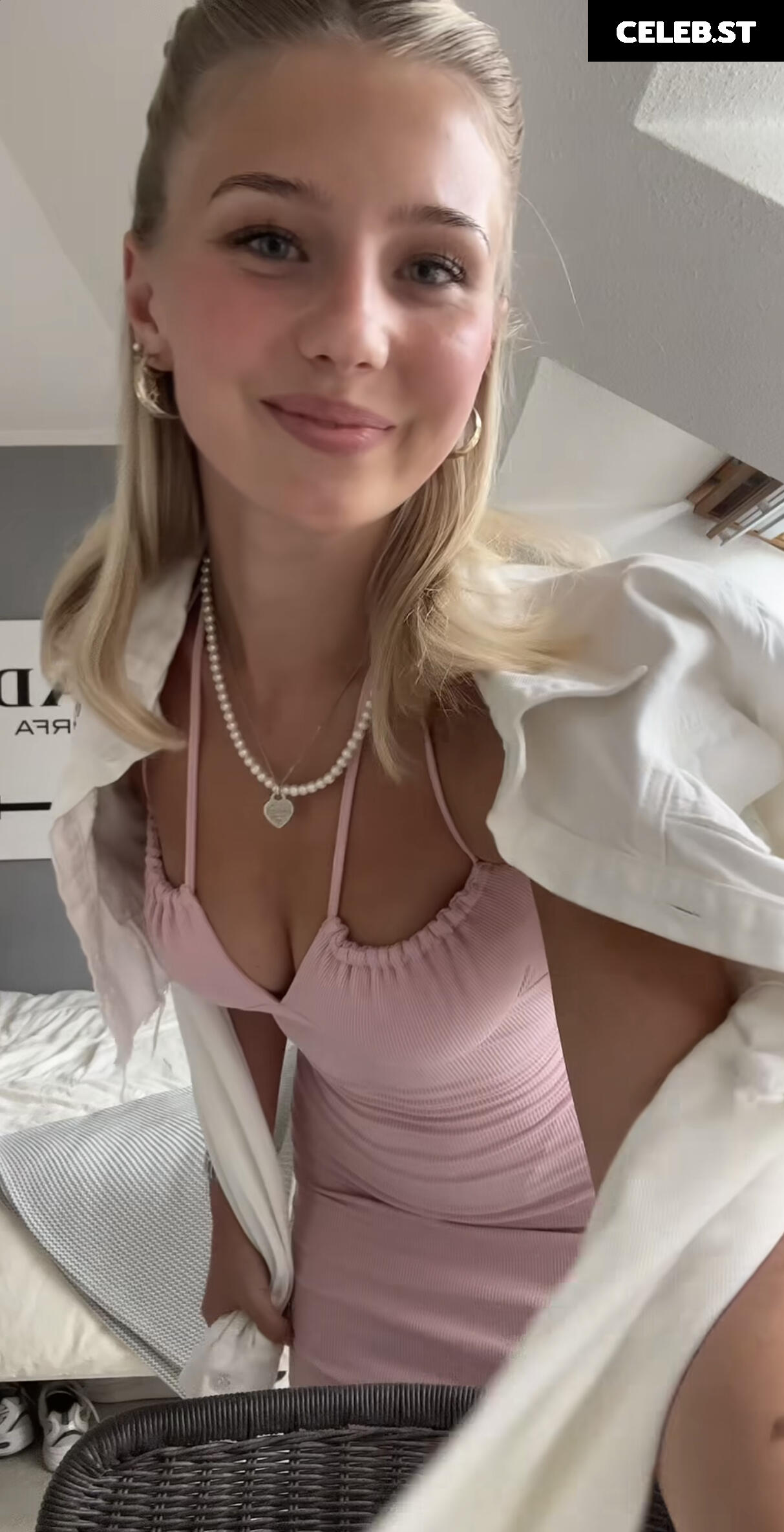 Elena Zoe Image 742644