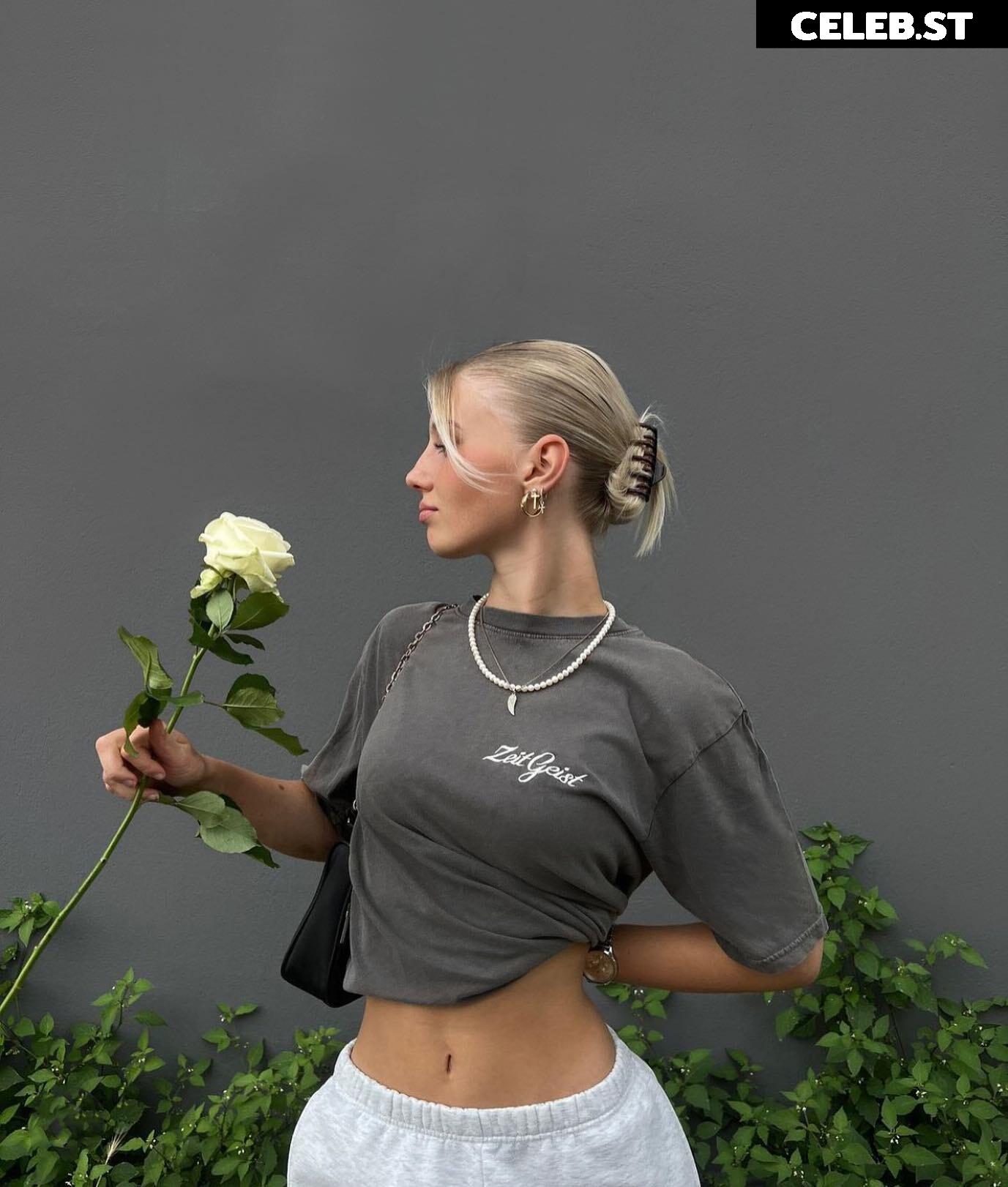 Elena Zoe Image 742882