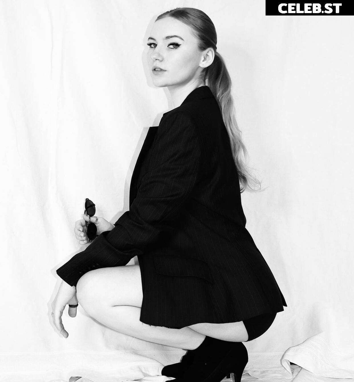 Francesca Dougan Image 709472