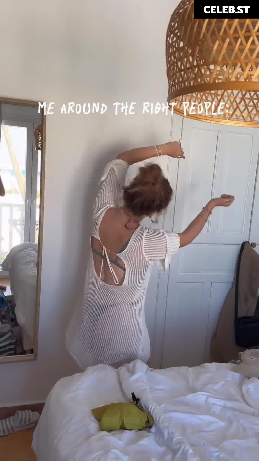 Francesca Dougan Image 709116