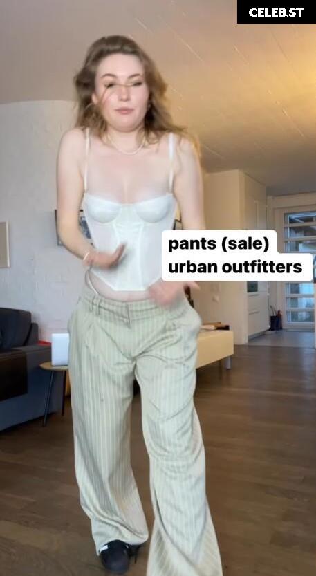 Francesca Dougan Image 708680