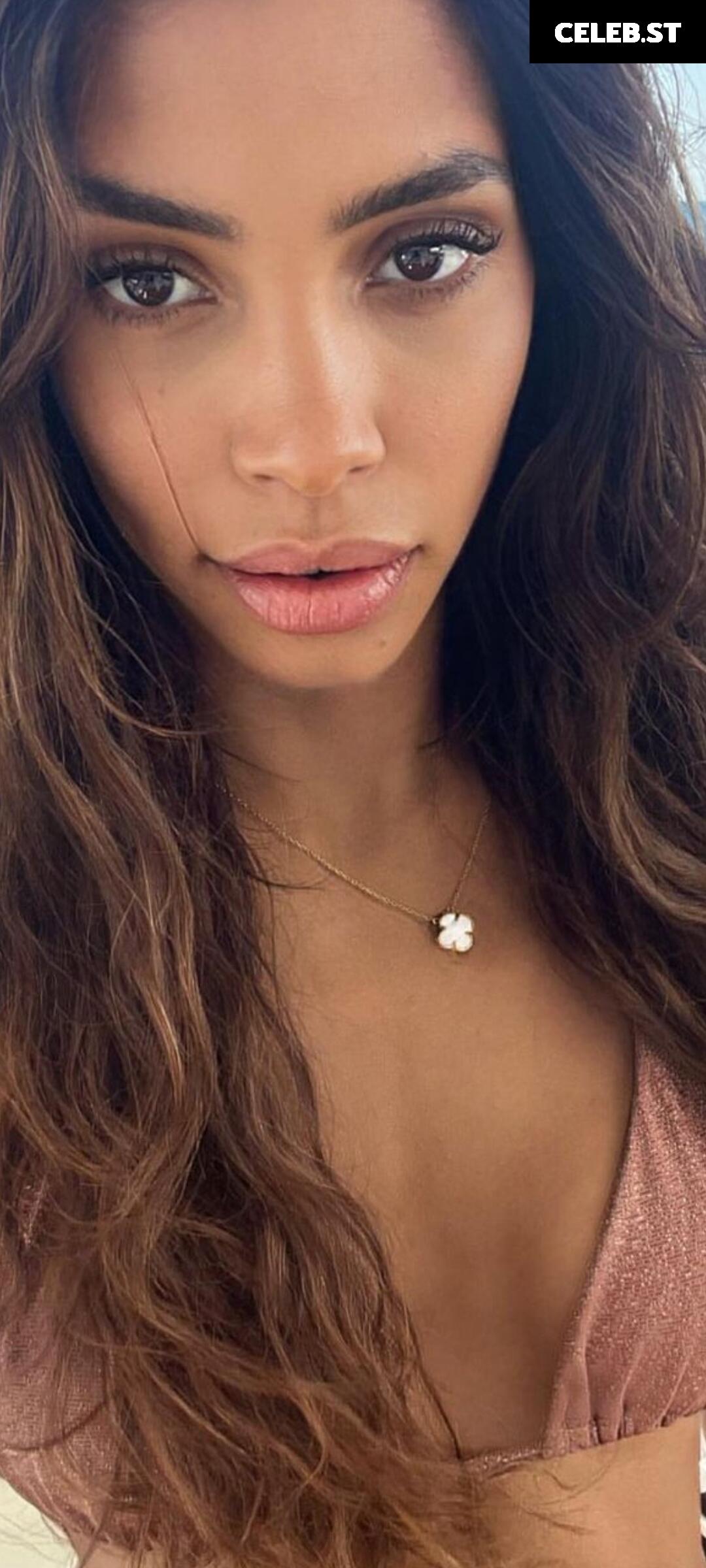 Lara Helmer Image 708994