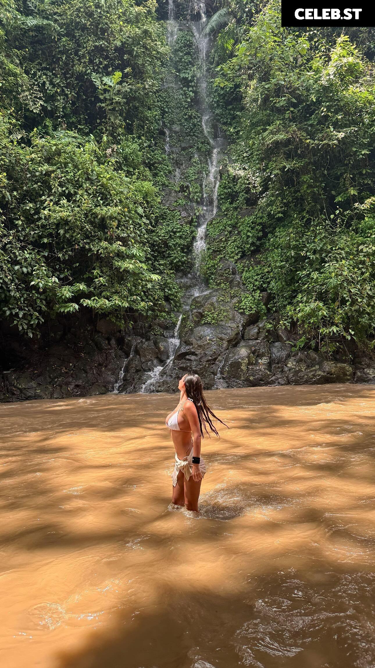 Maddy Cheary Image 707299