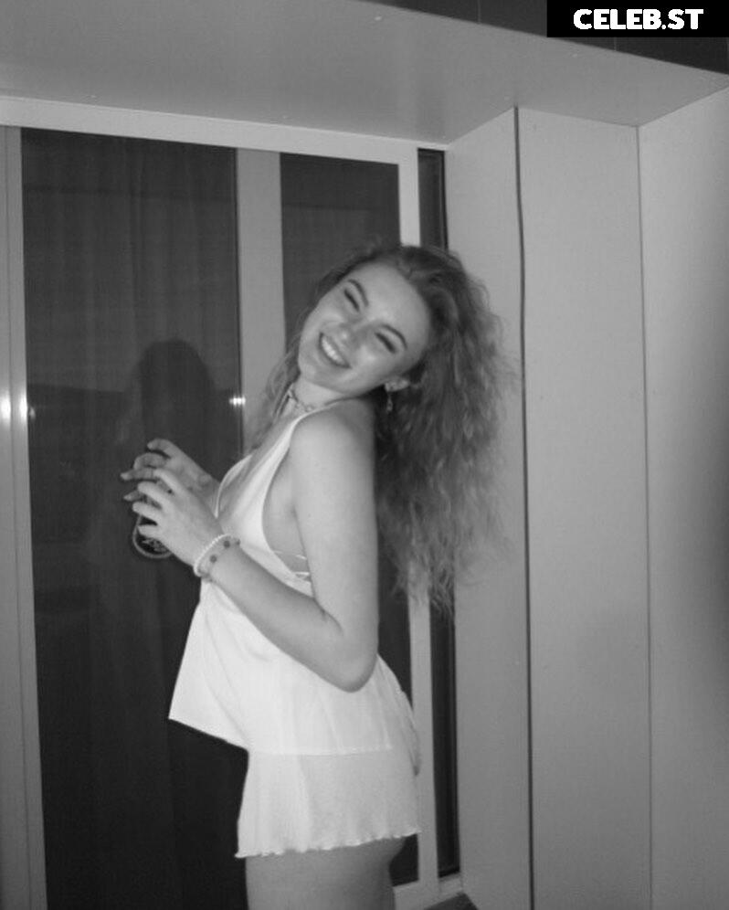 Francesca Dougan Image 706356