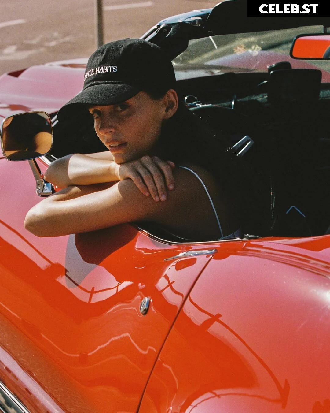 Stephanie Mandich Image 705742