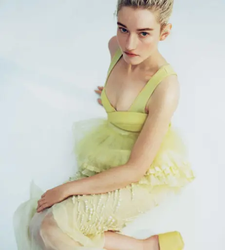 Image 2111111 from Julia Garner