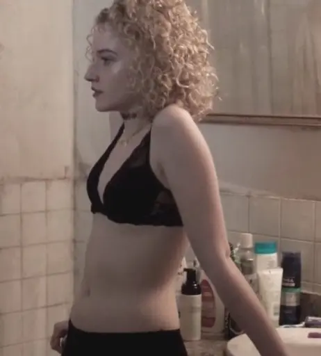 Image 2111372 from Julia Garner