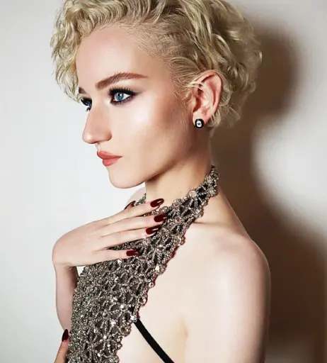 Image 2111333 from Julia Garner