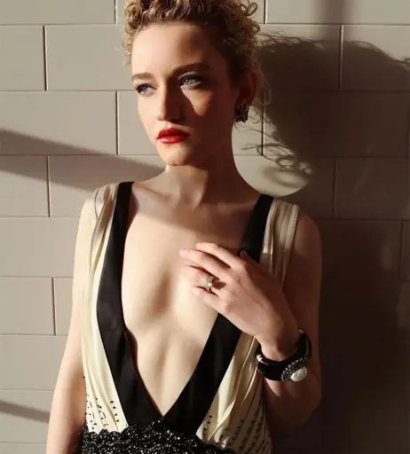 Image 2110931 from Julia Garner