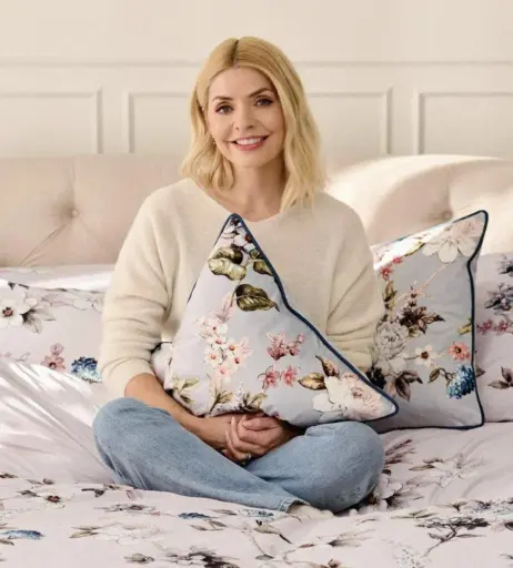 Image 22697737 from Holly Willoughby