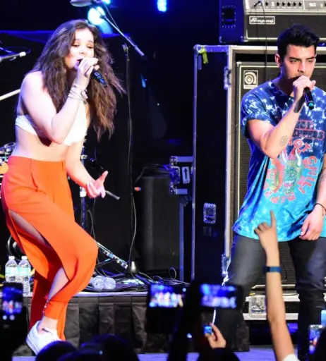 Image 26479319 from Hailee Steinfeld