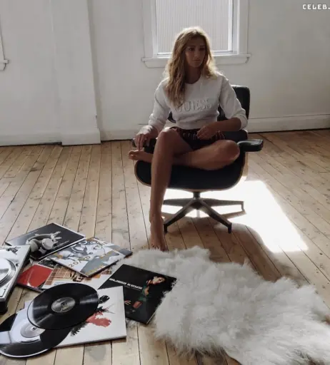 Image 2067608 from Leony Burger