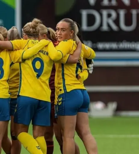 Image 20354004 from Female football/soccer players